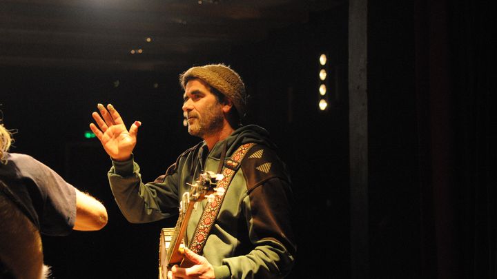 Le banjoïste en pleine explication pendant la répétition.