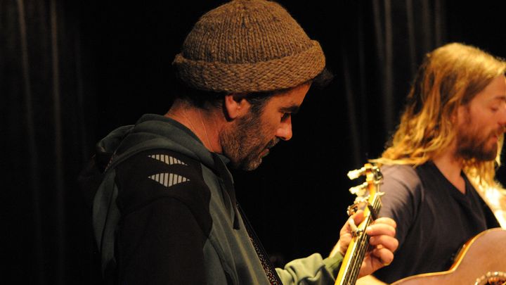 Le banjoïste penché sur son banjo, le guitariste à côté.