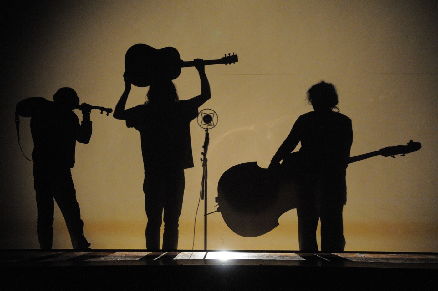 Les ombres des trois musiciens sur l'écran.